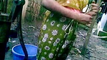 शराबी रूसी सेक्सी मूवी फुल एचडी में महिला पेशाब में स्नानघर और सूख जाता है पेशाब