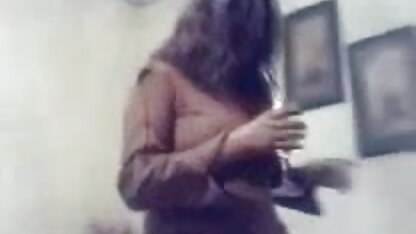 ग्रे बालों वाली दादी हिंदी सेक्सी मूवी फुल एचडी एक कुर्सी पर बैठता है और दादा के सामने एक गिलास में पेशाब करता है