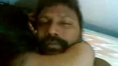 एशियाई चश्मे के साथ एक अमेरिकी प्रेमी की गेंदों बेकार है बीएफ सेक्सी मूवी फुल एचडी में